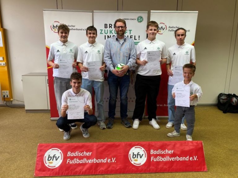 Auf dem Bild zu sehen sind von hinten links Louis Waldecker, Nikita Schneider, Herr Köhnlein, Ajdin Fific und Justus Reuter, vordere Reihe von links: Adrian Göbel und Jakob Stößer