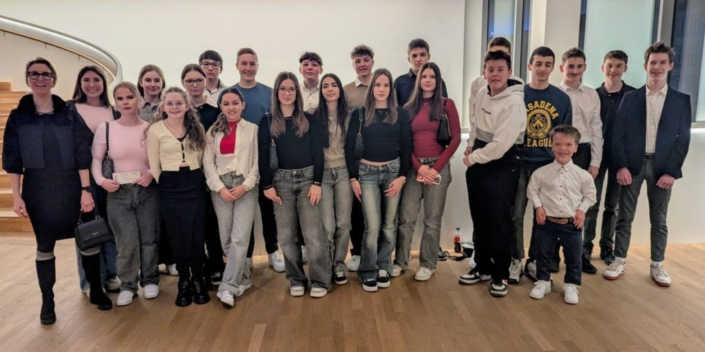 Die Klasse 10a mit ihrer Klassenlehrerin Diana Keupp-Bader im Mainfranken Theater Würzburg.